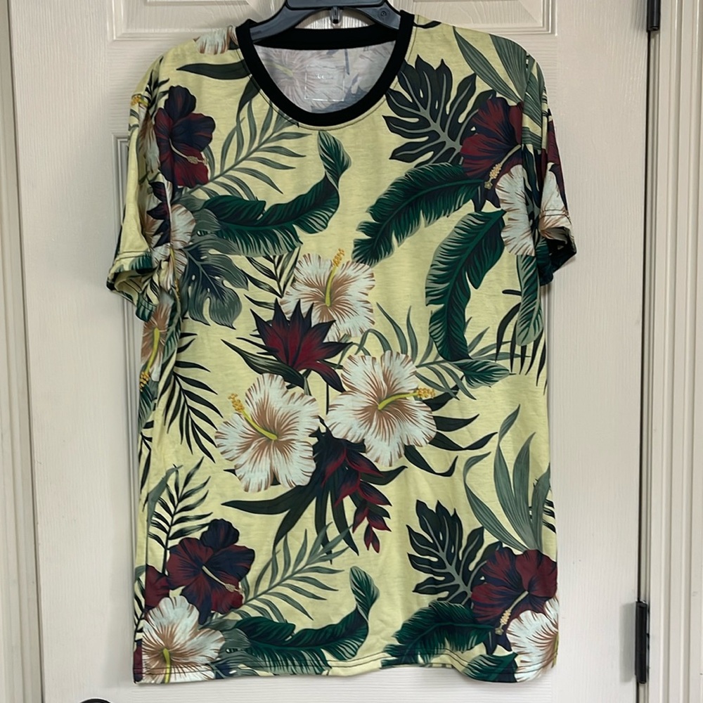 Rue 21 size large short sleeve shirt. Great condition!